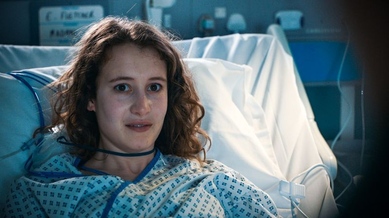 Pheobe French esittää Evie Fletcheriä Holby Cityssä