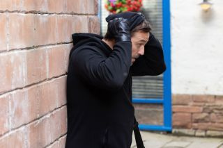 Spoilerele „Hollyoaks”: Warren Fox are necazuri din cauza unui furt greșit