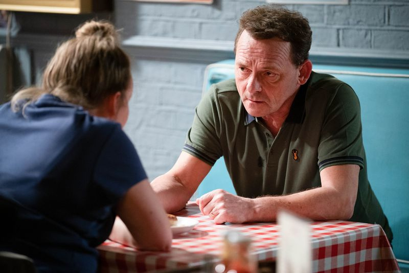 Billy Mitchell vorbește cu Karen Taylor în EastEnders