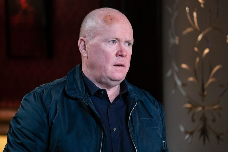 Phil vrea ca Mick să semneze documentele în EastEnders