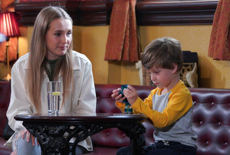 Frankie îi face strălucire lui Ollie în EastEnders