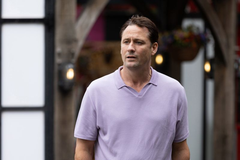 Tony Hutchinson on vakavissa taloudellisissa vaikeuksissa Hollyoaksissa