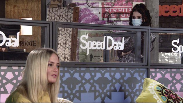 Nina observa enquanto eles flertam abertamente, mas ela contará a Asha?