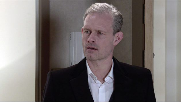Nick quer respostas quando encontra Leanne no apartamento!