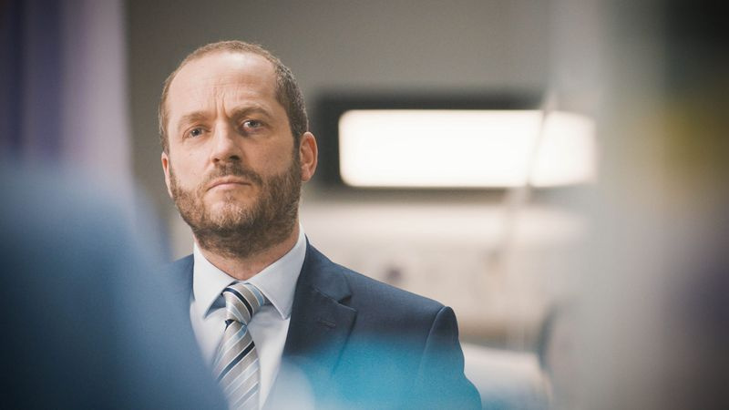 Ciaran steht dank Jan und Marty vor dem finanziellen Ruin. Kann er sich aus Schwierigkeiten herausreden?