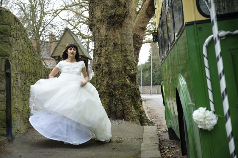 Fenisha rennt in ihrem Hochzeitskleid zum Bus