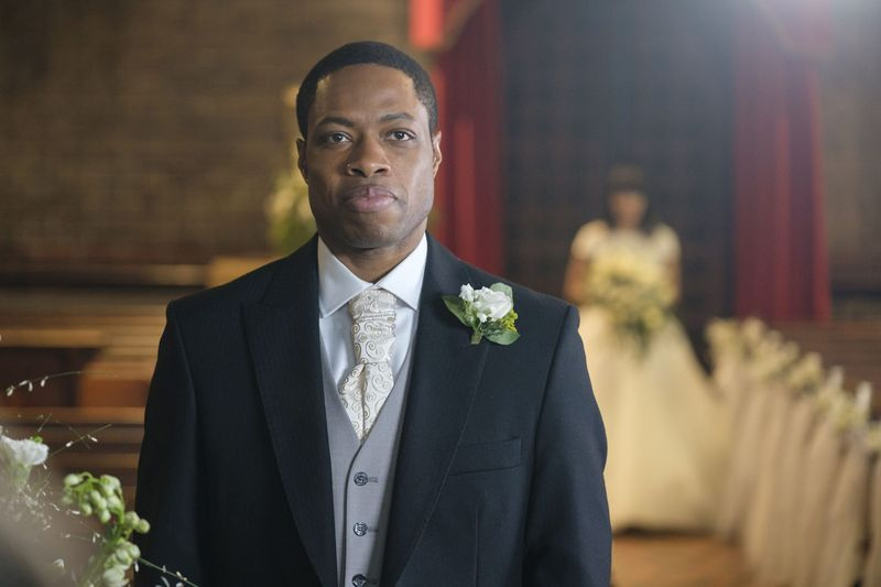 Osi Okerafor als Matthew, kurz davor, am Altar in Casualty sitzen zu bleiben