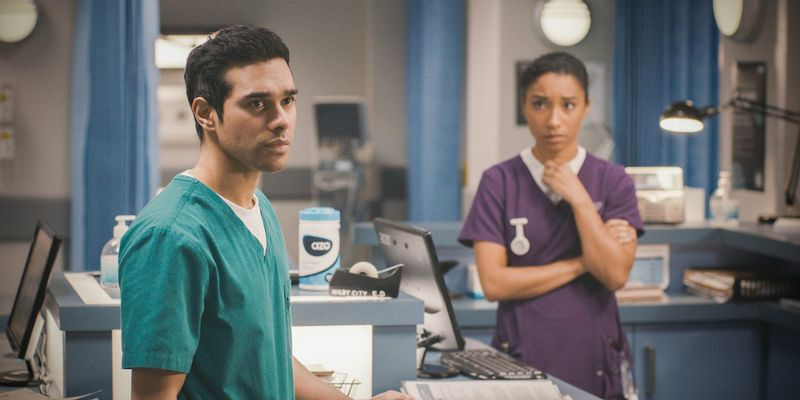 Wird Rash herausfinden, dass die Hides Geheimnisse in Casualty bewahren?