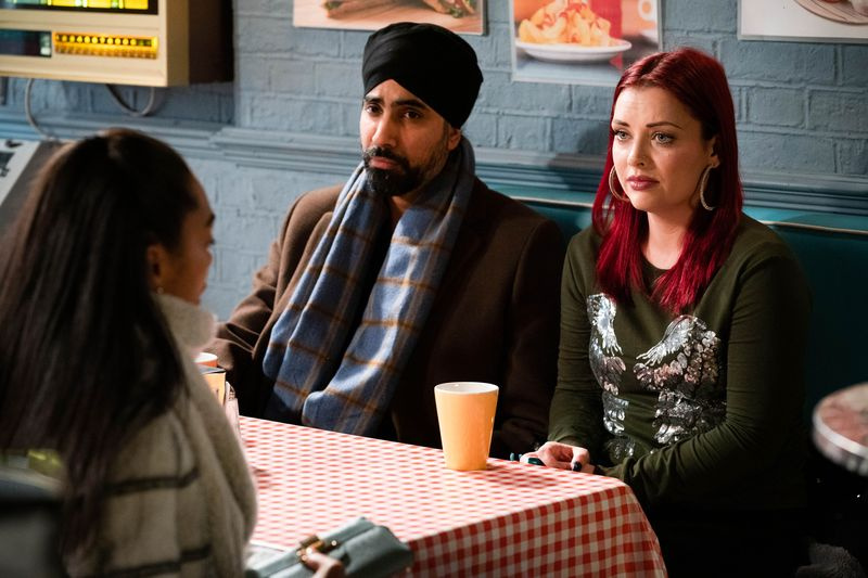 Chelsea Fox kalbasi su Whitney Dean ir Kheerat Panesar „EastEnders“.