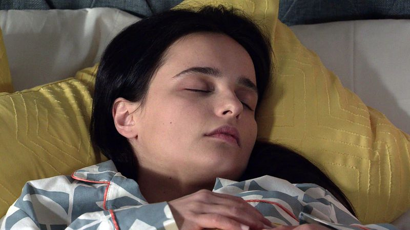 Alina doarme profund în timp ce fumul curge sub ușa dormitorului ei.