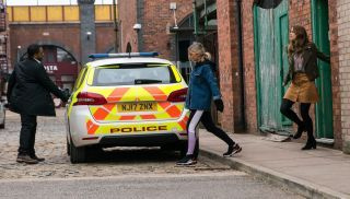 SPOILER di Coronation Street: Kelly Neelan viene ARRESTATA per l'attacco di Nina e Seb