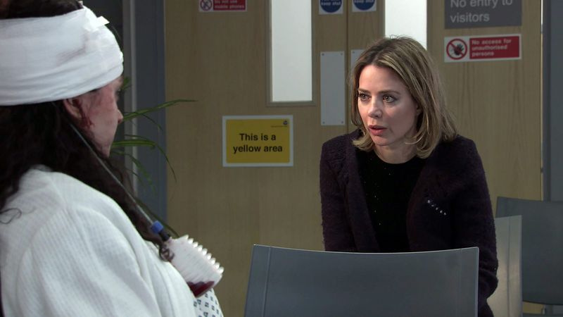 Nina e Abi parlano in Coronation Street