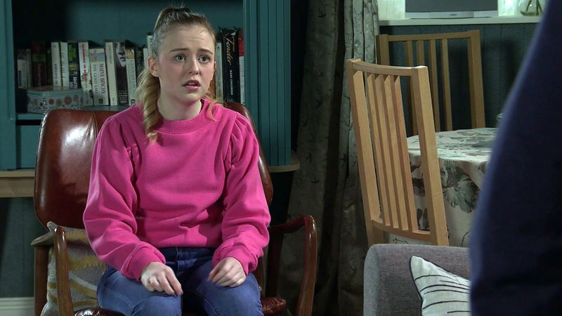 Summer si confessa a Todd in Coronation Street