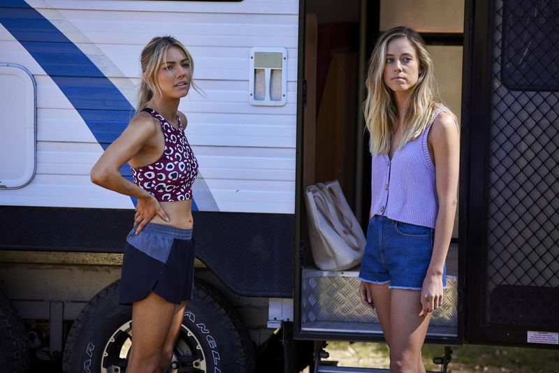 Koti- ja vierasspoilerit, Jasmine Delaney, Felicity Newman