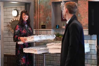Jay ha clasificado servicios de catering para Honey Mitchell en EastEnders