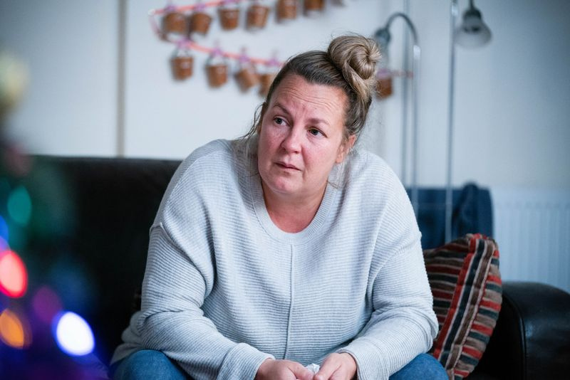 Karen se siente deprimida en EastEnders