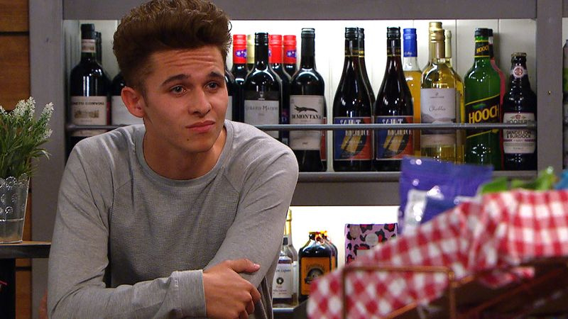 Jacob se tient au comptoir de David