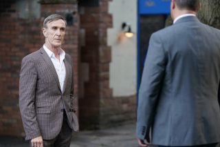 Hollyoaks-spoilere: Edward Hutchinson buldrer svindler Kurt!