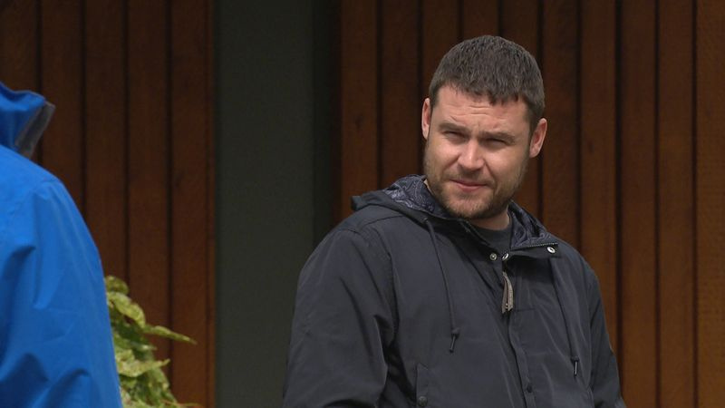 Aaron haluaa tehdä asioista virallisia Benin kanssa