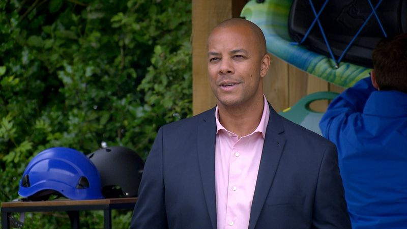 Al présente son nouvel employé Ben à Aaron