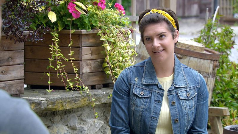 Victoria revient au village et tient à repartir avec Luke