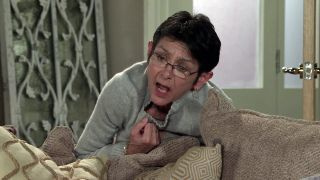 Spoilers de Coronation Street: Yasmeen Nazir aperta o peito e desmaia!