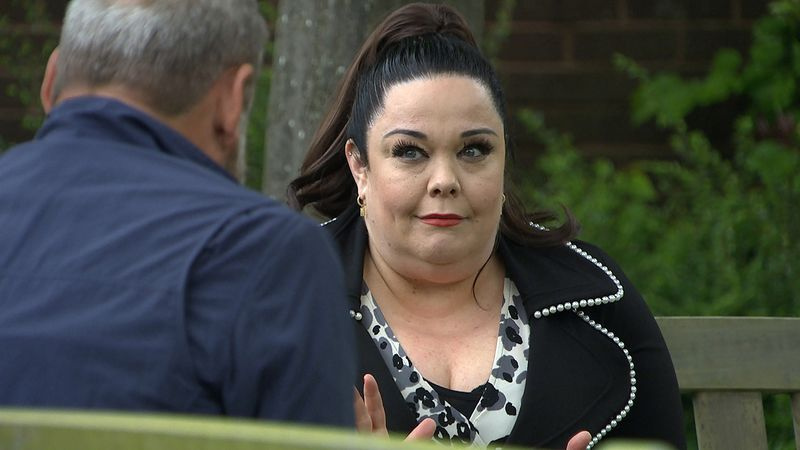 Mandy is geschokt als Jimmy haar kust in Emmerdale.