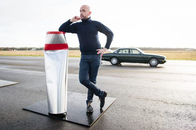 Tom Allen poseeraa