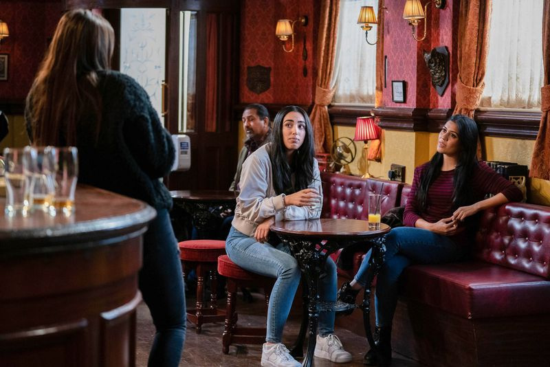 Dotty îi invită pe Ash și Iqra la o petrecere în EastEnders