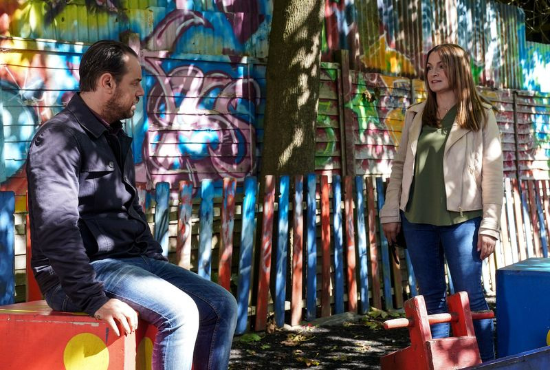 Mick Carter o întâlnește pe Katy Lewis în EastEnders