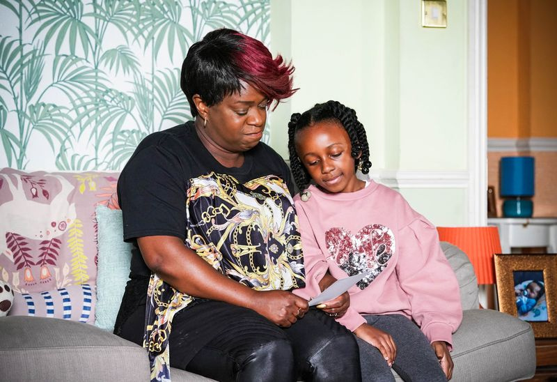 Kim Fox spricht mit Pearl Fox in EastEnders