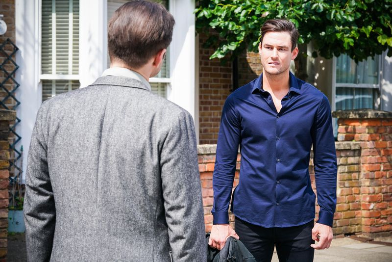 Zac Hudson wird in EastEnders von einem wütenden Vater konfrontiert