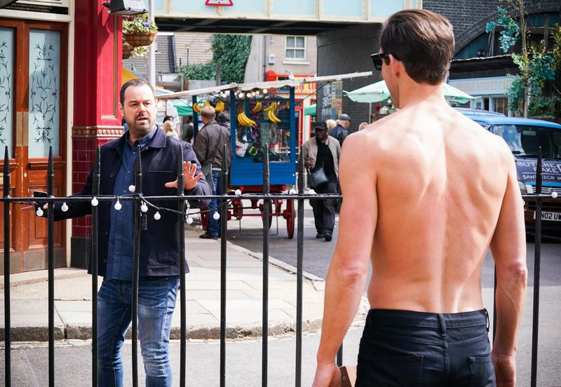 Mick Carter îi cere lui Zack Hudson să-i dea fiicei sale o lecție de conducere în EastEnders