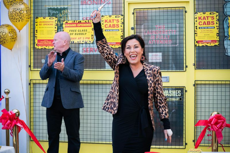 Kat Slater lansează Kat Cabs în EastEnders
