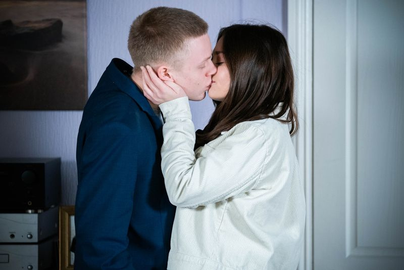 Bobby Beale și Dana Monroe se sărută în EastEnders
