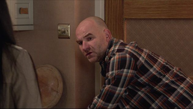 Coronation Street Alya Nazir et Tim sont surpris en train de fouiller la maison de Geoff !