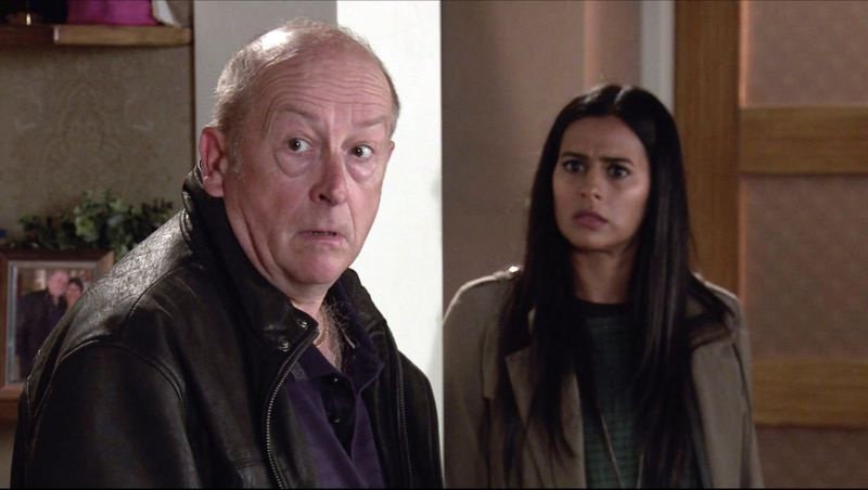 Coronation Street Alya Nazir et Tim sont surpris en train de fouiller la maison de Geoff !