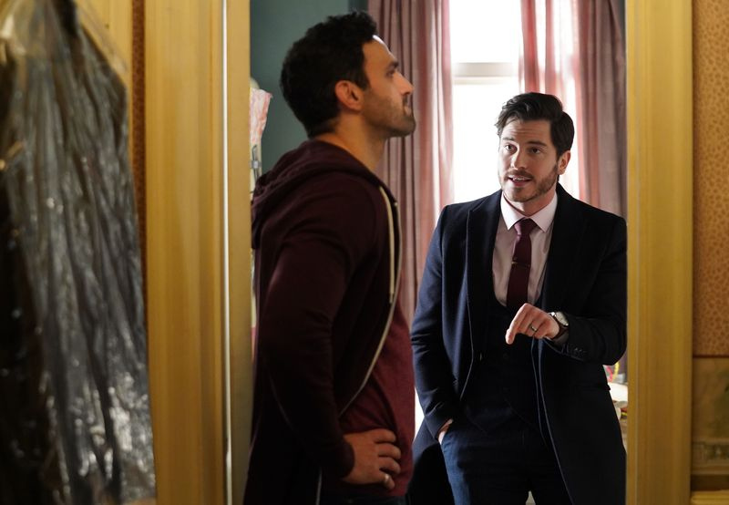 Gray gir råd til Kush i EastEnders.