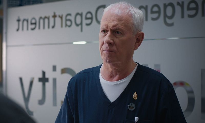 Îndurerat pe Charlie înapoi la serviciu