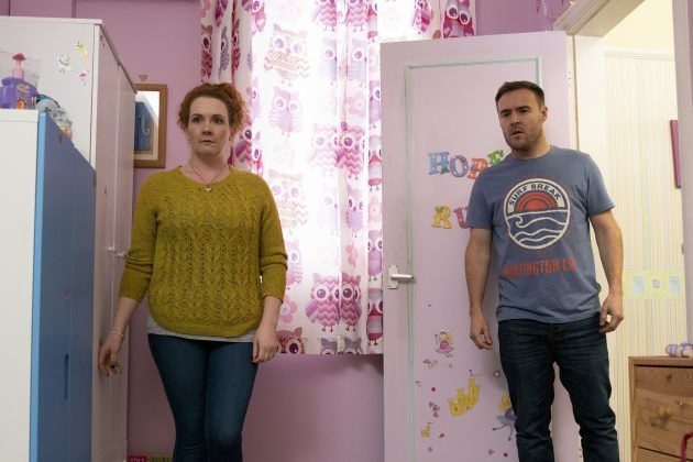 Tyrone ja Fiz ovat kauhuissaan huomatessaan Hopen kadonneen