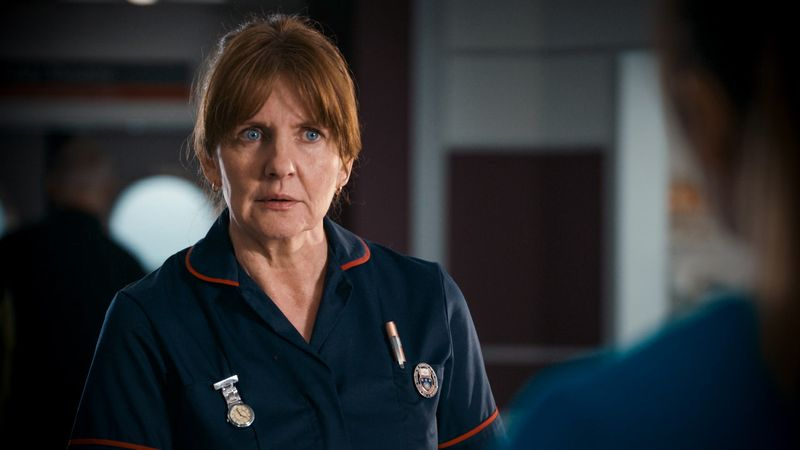 Clare Burt interpreta Madge Britton em Holby City