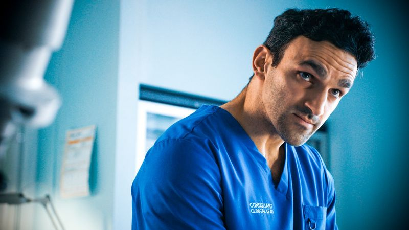 Davood Ghadami interpreta Eli Ebrahimi em Holby City