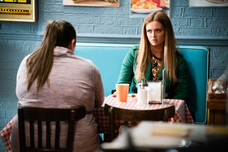 Bernadette Taylor vorbește cu Tiffany Butcher-Baker în EastEnders