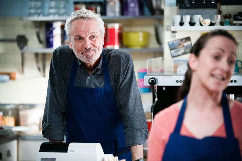Rocky Cant ajută la cafeneaua din EastEnders.