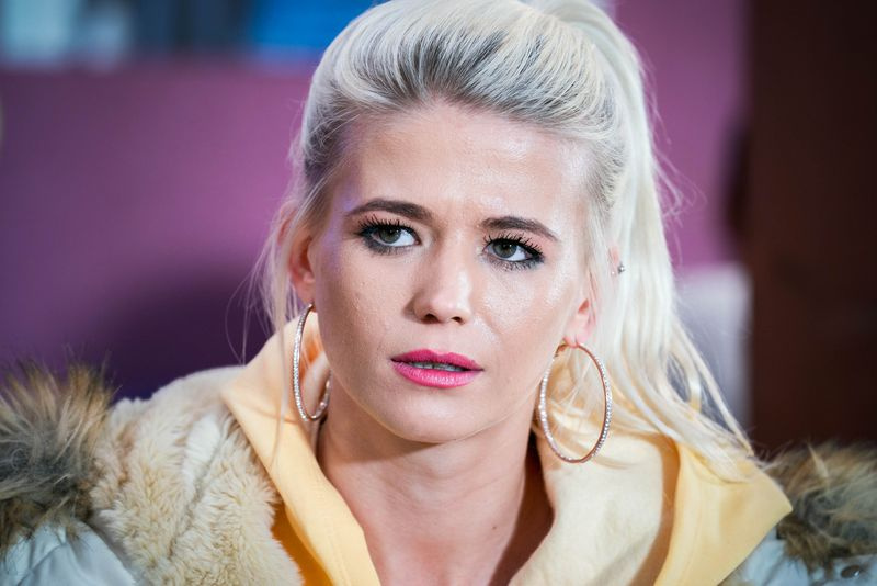 Lola Pearce are întrebări în EastEnders