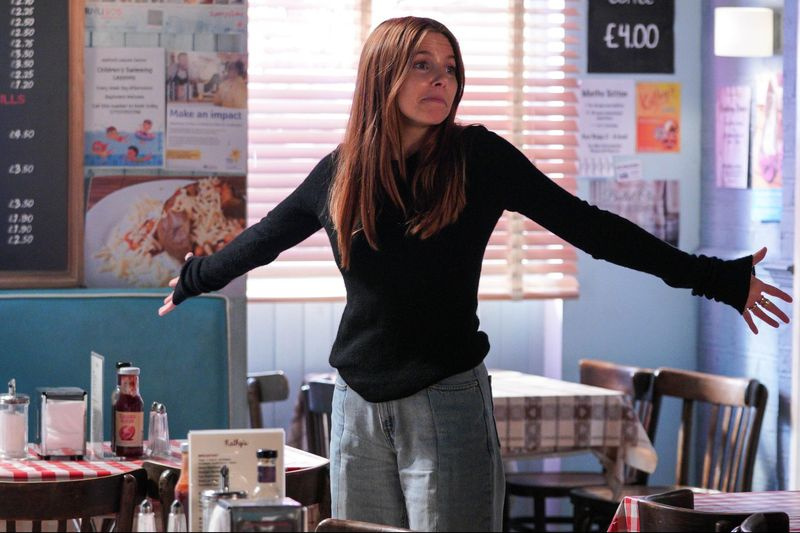 Stacey Dooley vizitează cafeneaua EastEnders