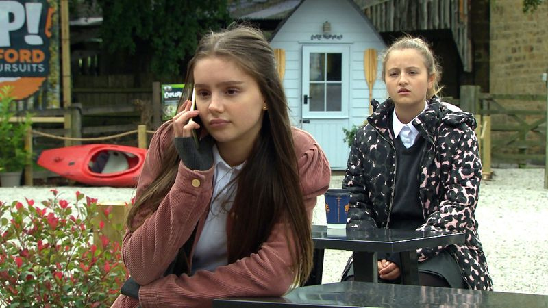 Amelia und Sarah in Emmerdale