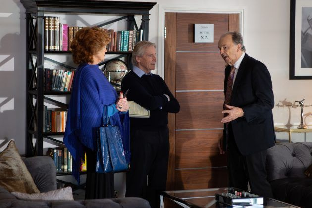 Peter, Carla, Simon y Tracy ayudan a Ken con lo último que le queda