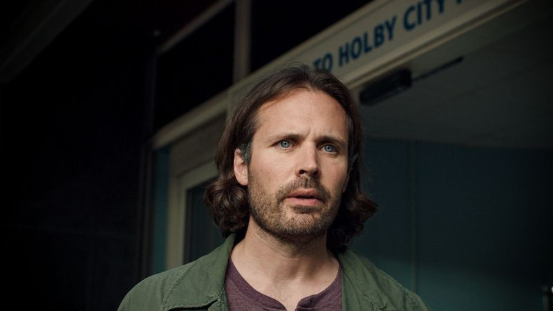 James Anderson speelt Oliver Valentine in Holby City