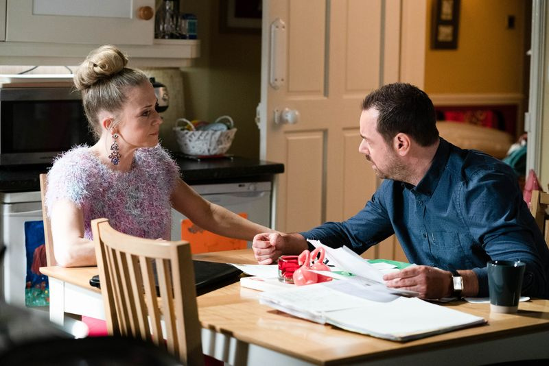 Linda Carter vorbește cu Mick Carter în EastEnders